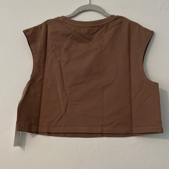 GOOD AMERICAN Essential Cropped Shoulder T-Shirt - Picture 2 of 9
